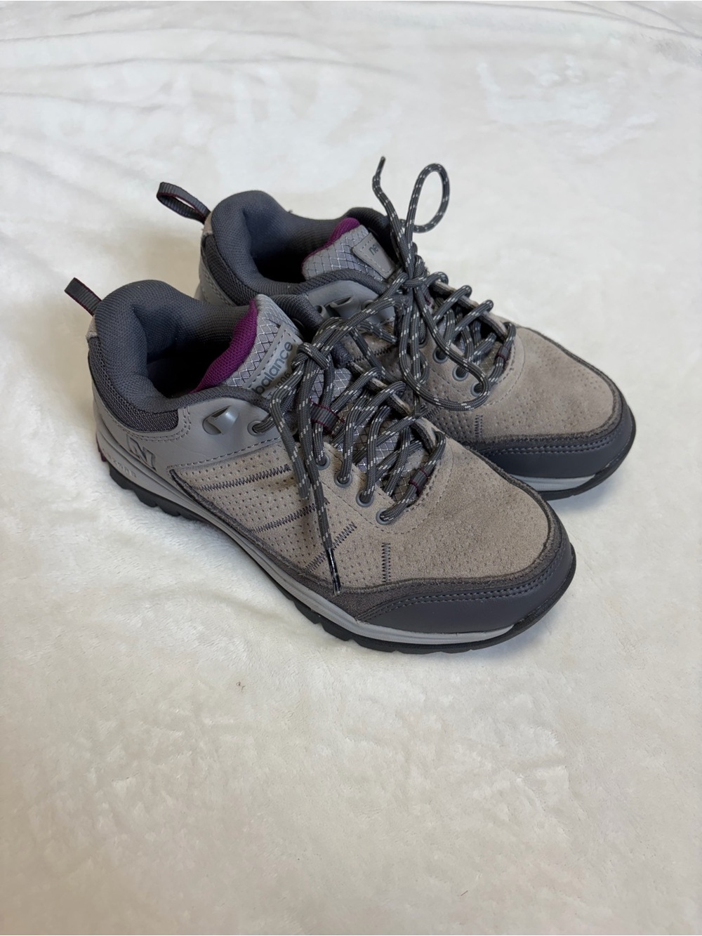 New Balance Women’s/Girls Gray Suede Athletic Hiking Shoes Size 5.5
